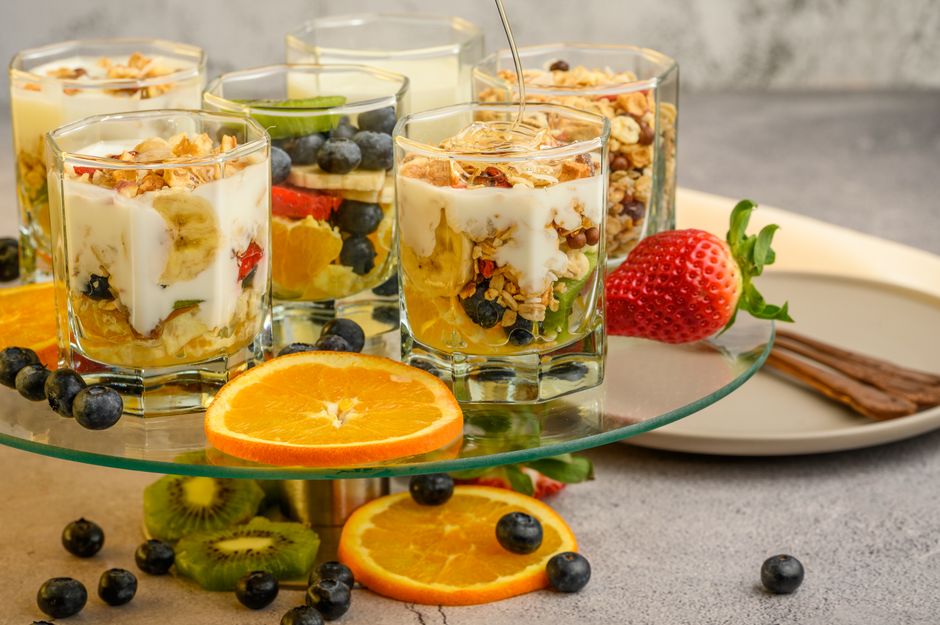 Verrines de fromage blanc, miel et fruits rouges